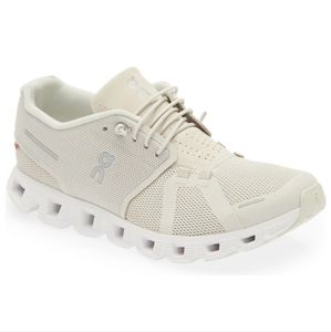 Like *new* Cloud 5 Pearl/White 7.5